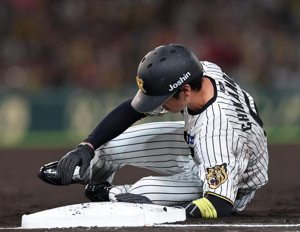 １回、けん制アウトになる近本（撮影・西田忠信）