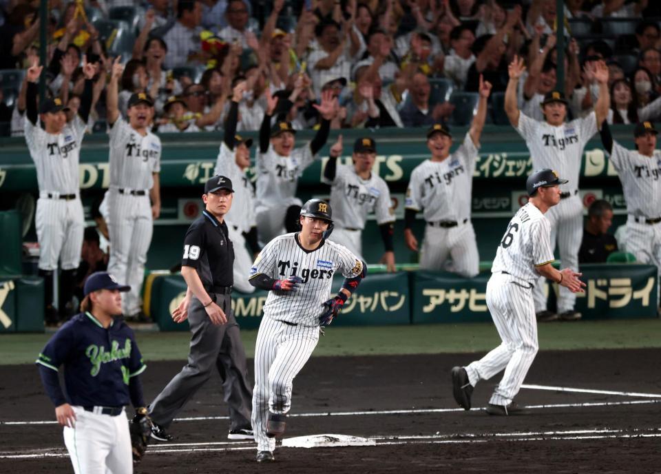 ２回、先制ソロを放ちベースを回る大山（撮影・山口登）