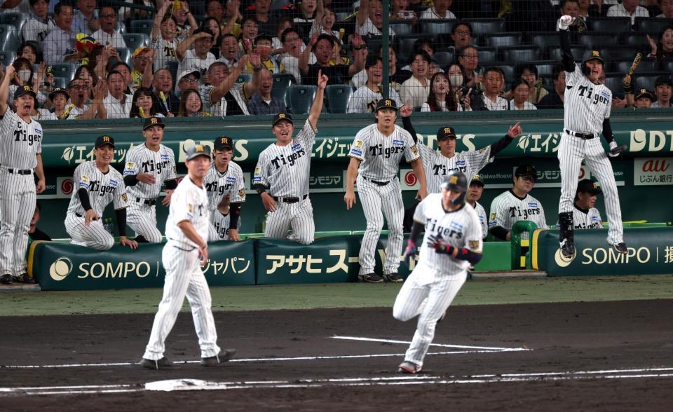 ２回、大山が先制ソロを放ち盛り上がる阪神ナイン（撮影・山口登）