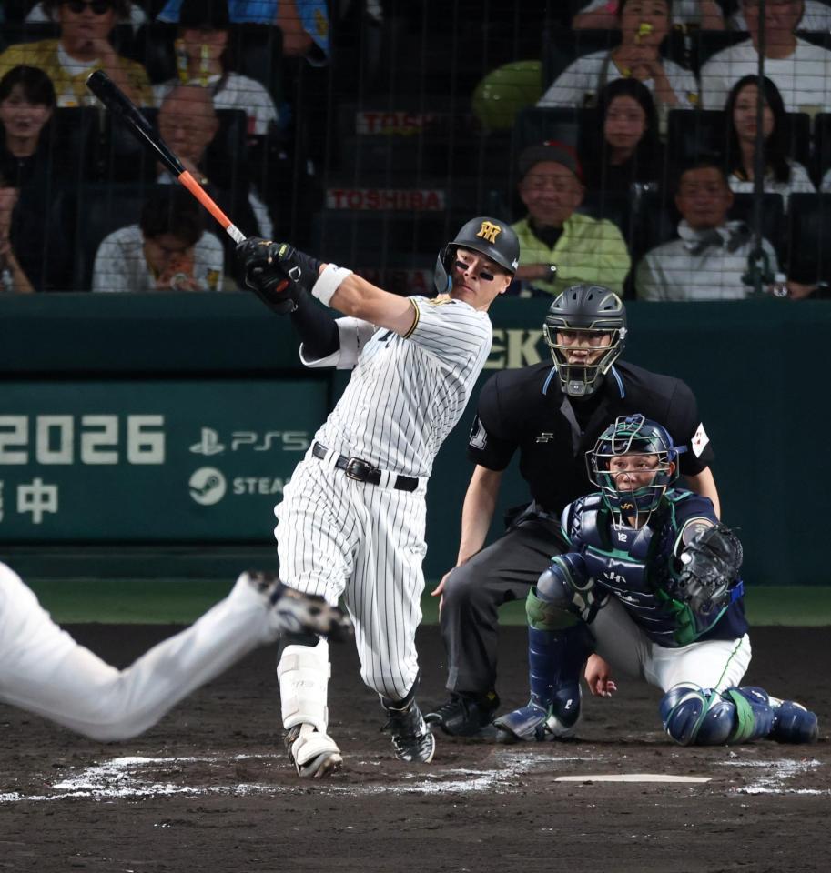 ８回、右越えに２ランを放つ佐藤輝（撮影・山口登）