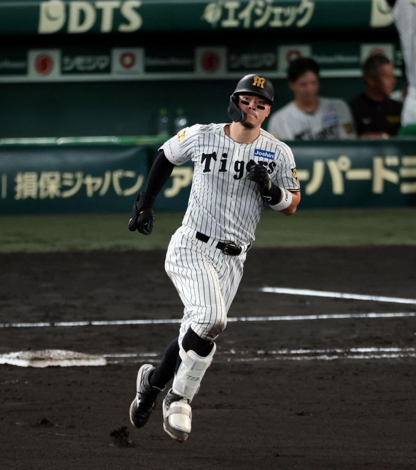 ８回、右越えに２ランを放ちベースを回る佐藤輝（撮影・山口登）