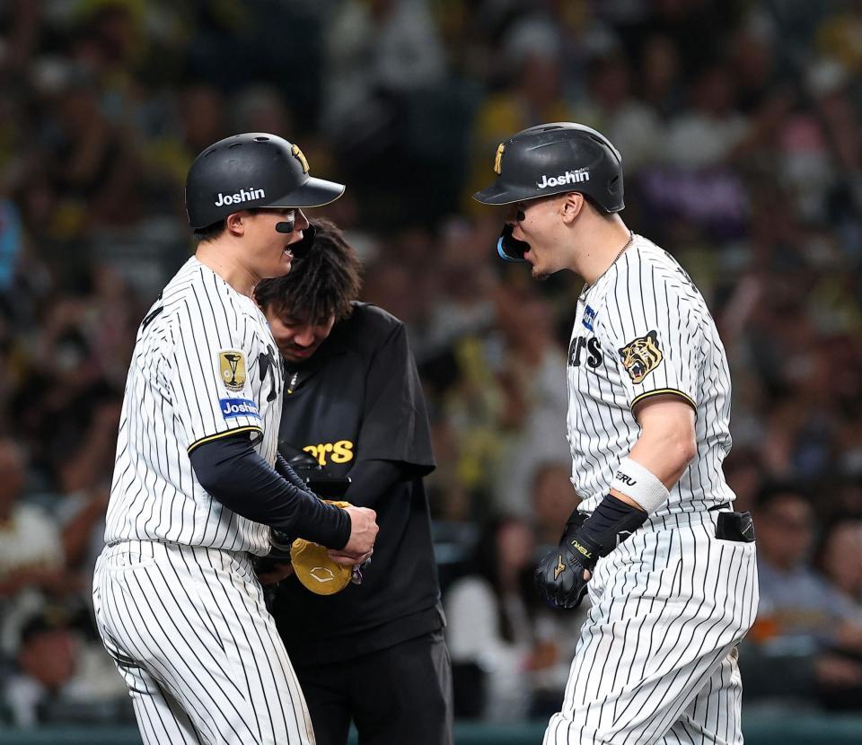 ８回、２ランを放ち森下（左）と喜ぶ佐藤輝（撮影・西田忠信）