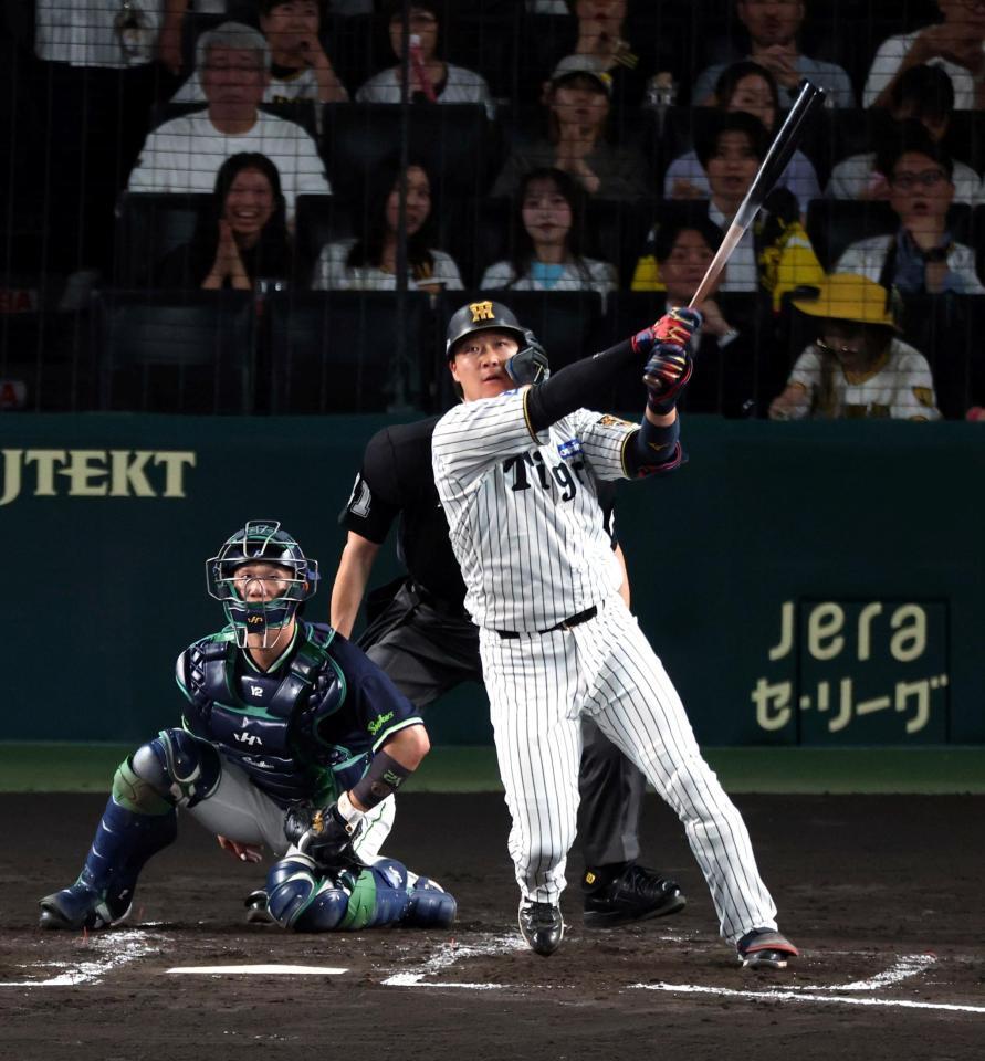 ２回、中越えに先制ソロを放つ大山（撮影・山口登）