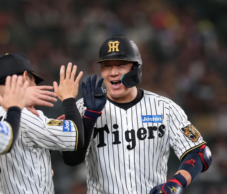 ２回、先制ソロを放ち笑顔を見せる大山（撮影・西田忠信）