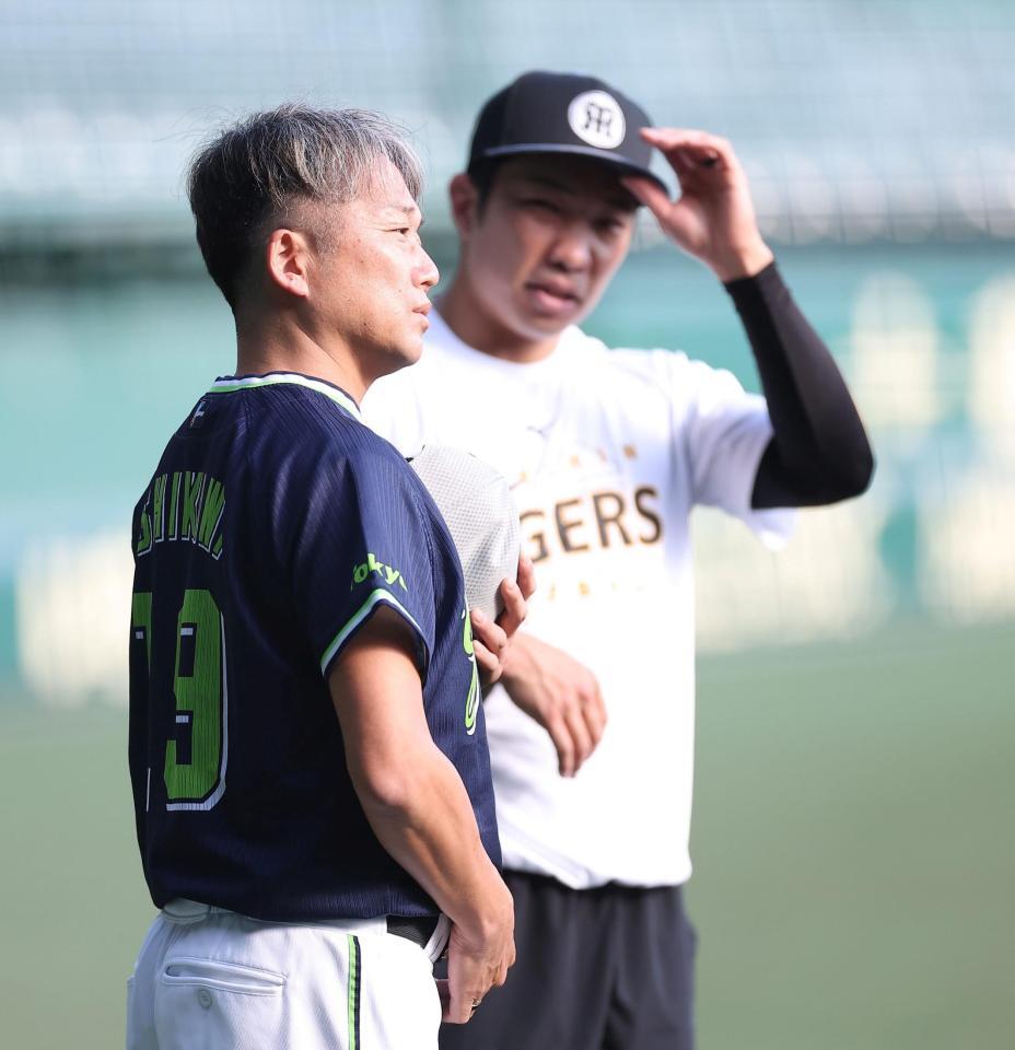 石井（奥）と話をする石川（撮影・西田忠信）