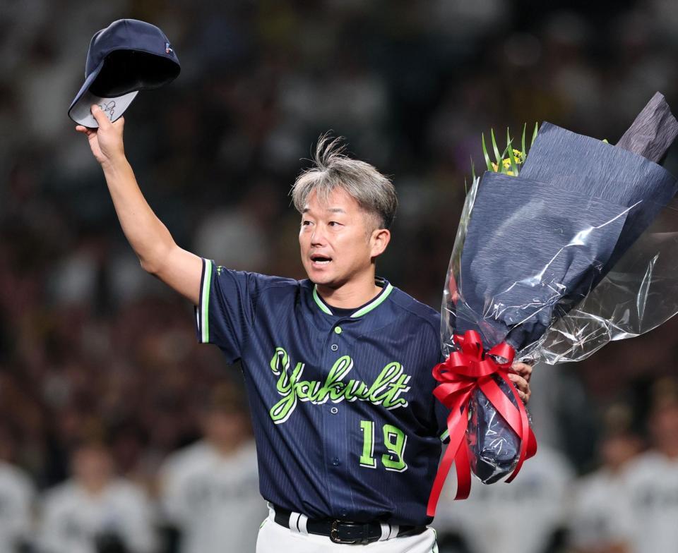 今季限りで引退する石川は甲子園の声援に応える（撮影・田中太一）