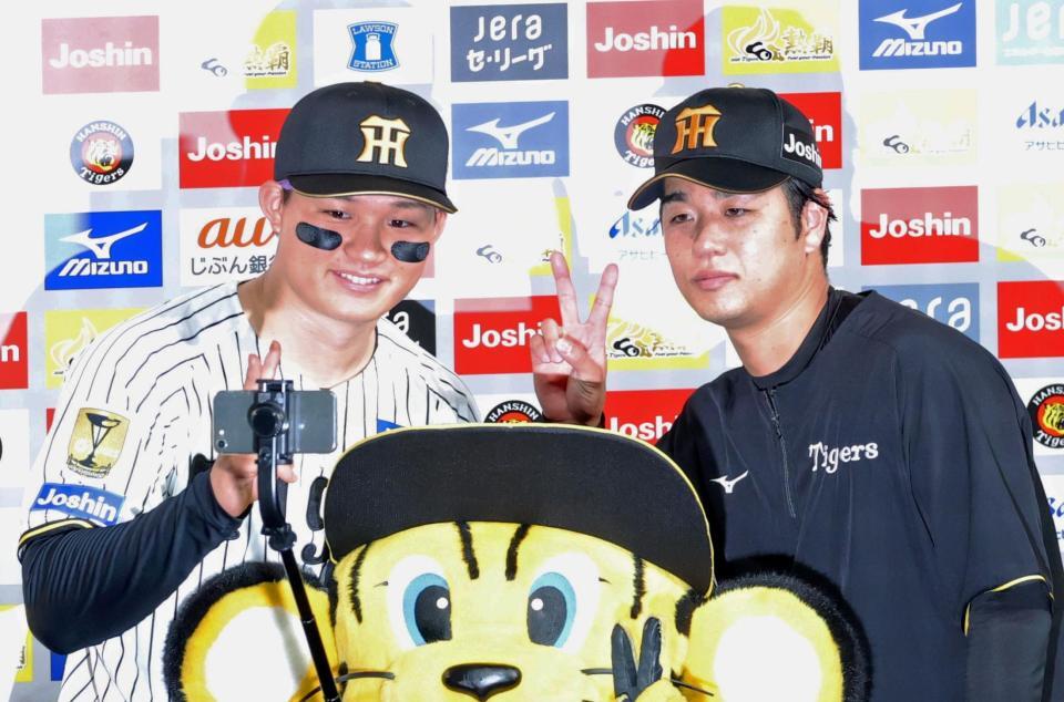 お立ち台で笑顔を見せる森下（左）と高橋（撮影・立川洋一郎）