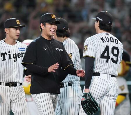　マジックを３とし、最後を締めた工藤（右）と喜び合う（撮影・田中太一）