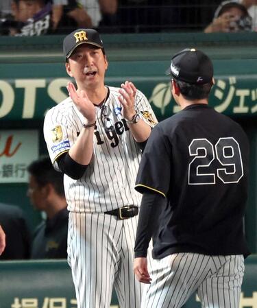 　高橋を祝福する藤川監督