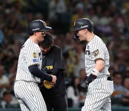 ８回、２ランを放ち森下（左）と喜ぶ佐藤輝（撮影・西田忠信）