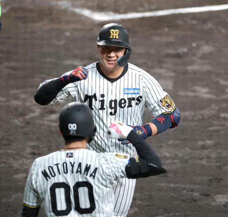 ２回、先制ソロを放って生還し笑顔を見せる大山（撮影・立川洋一郎）