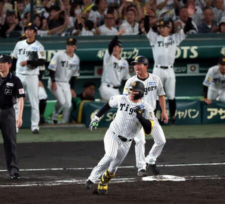 ３回、右翼線に適時二塁打を放ちベースを回る森下（撮影・山口登）