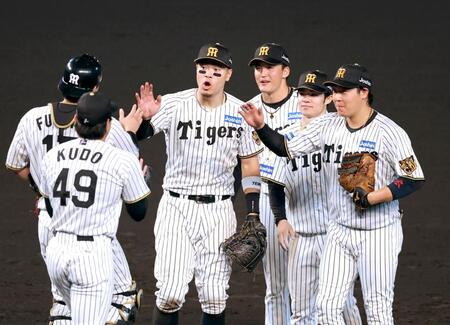 勝利のタッチを交わす佐藤輝（中央左）ら阪神ナイン（撮影・立川洋一郎）