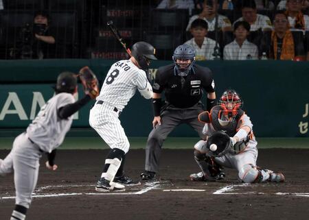 １回、見逃し三振に倒れる佐藤輝（投手・竹丸、捕手・大城）＝撮影・山口登