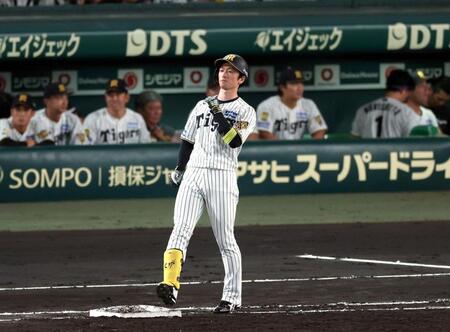 ２回、右飛に倒れる近本（撮影・山口登）