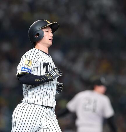 ２回、好機で右飛に倒れた近本（撮影・西田忠信）