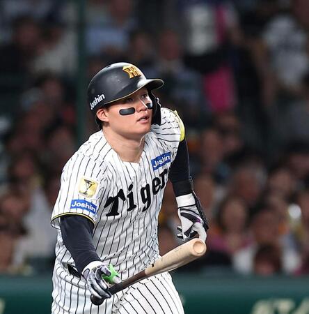 ３回、右前打を放つ森下（撮影・西田忠信）