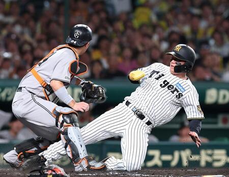３回，大山の左飛で本塁を狙うもアウトになる森下（撮影・西田忠信）