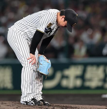 ４回、増田陸に四球を出し、悔しがる村上（撮影・田中太一）