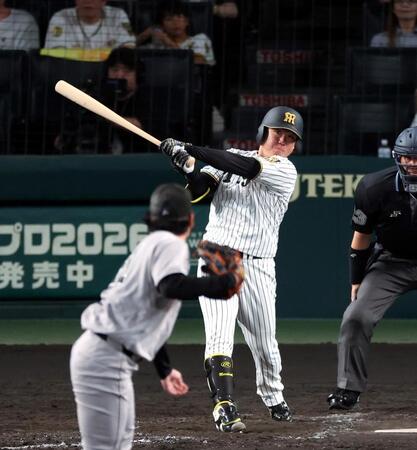 ４回、右中間に二塁打を放つ村上（撮影・山口登）