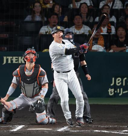 ６回、左越えに同点ソロを放つ大山（捕手・大城）＝撮影・山口登