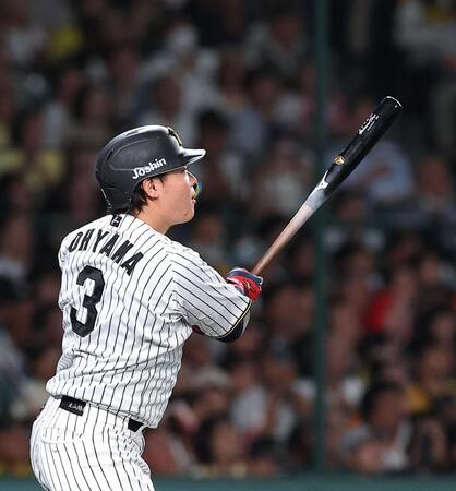 ６回、同点ソロを放つ大山（撮影・西田忠信）