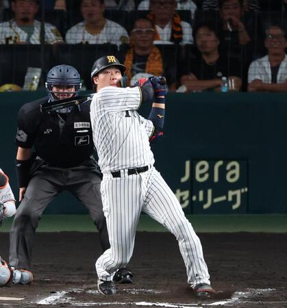 ６回、左越えに同点ソロを放つ大山（撮影・山口登）