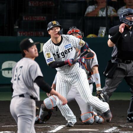６回、左越えに同点ソロを放つ大山（投手・西舘）＝撮影・山口登