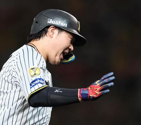 ６回、ソロを放った大山は本塁へ走る（撮影・田中太一）