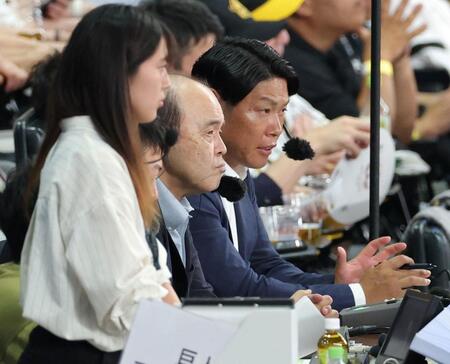 実況席から試合を観戦する岡田彰布オーナー付顧問（中央）＝撮影・立川洋一郎