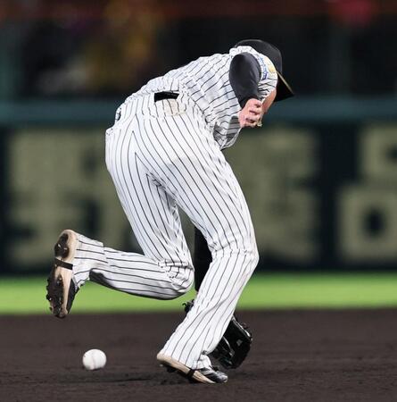 ８回、リチャードの打球は元山のグラブの下を通る（撮影・田中太一）