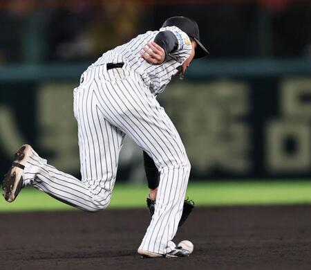８回、リチャードの打球は元山のグラブの下を通る（撮影・田中太一）