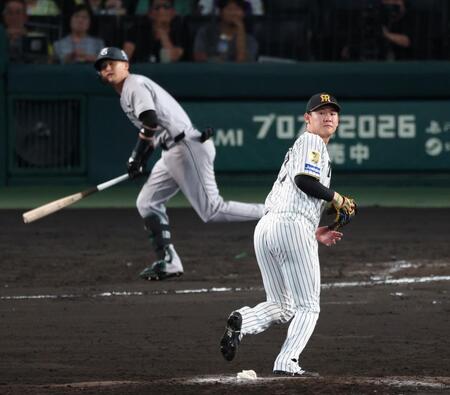 ８回、及川は吉川に勝ち越し犠飛を許す（撮影・山口登）