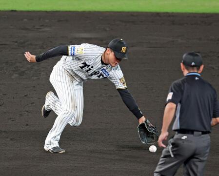 ８回、リチャードの打球を追うもわずかに届かず、中前打にする遊撃手・元山（撮影・立川洋一郎）