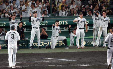 ９回、大山が同点適時打を放ち盛り上がる佐藤輝ら阪神ナイン（撮影・山口登）