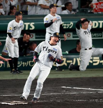 ９回、同点適時打を放った大山は一塁ベース上で雄たけびを上げる（撮影・山口登）