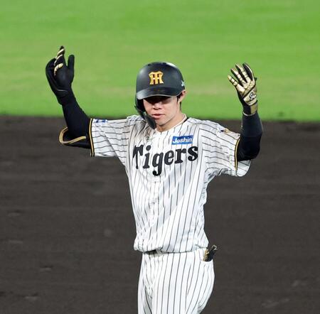 ９回、右翼線へ二塁打を放ちベンチを鼓舞する中野（撮影・立川洋一郎）
