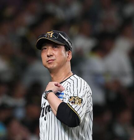 ７回を終え、選手交代を告げた藤川監督（撮影・西田忠信）