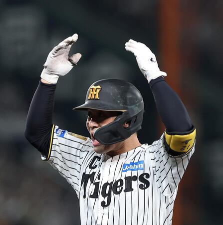 １０回、右前打を放ちナインを鼓舞する坂本（撮影・西田忠信）
