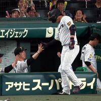 ２回、先制ソロを放った大山を迎える藤川監督（撮影・山口登）