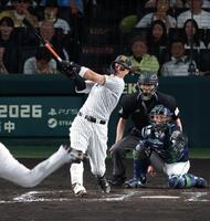 ８回、右越えに２ランを放つ佐藤輝（撮影・山口登）