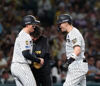 ８回、２ランを放ち森下（左）と喜ぶ佐藤輝（撮影・西田忠信）