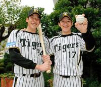 　新入団会見後、ボールとバットを手に笑顔をみせる横田さん（左）と岩貞＝２０１３年