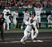 ３回、右翼線に適時二塁打を放ちベースを回る森下（撮影・山口登）