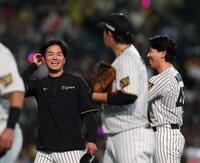 ９回を締めた工藤（右）に声をかけられ笑顔を見せる高橋（撮影・西田忠信）