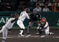 １回、見逃し三振に倒れる佐藤輝（投手・竹丸、捕手・大城）＝撮影・山口登