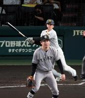 ２回、右前打を放つ高寺（投手・竹丸）＝撮影・山口登