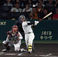 ２回、左前打を放つ坂本（捕手・大城）＝撮影・山口登