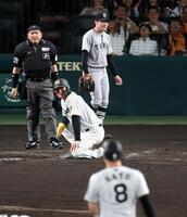 ３回、森下は大山の左飛で本塁を狙うもタッチアウトになる（撮影・山口登）