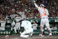 ３回、森下翔太（手前）が本塁で憤死、得点ならず。ベンチでがっくりするナイン（撮影・田中太一）